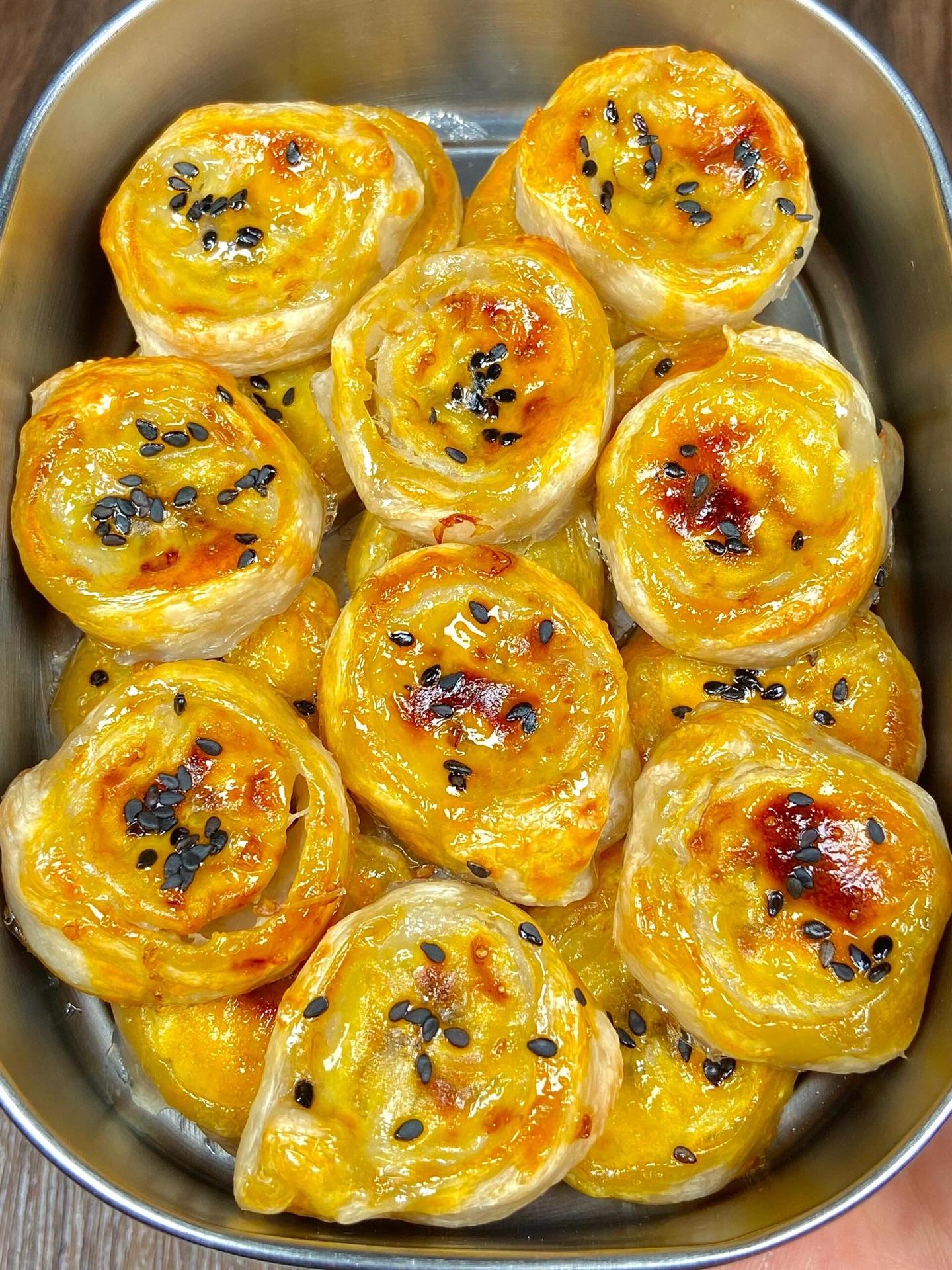 手抓饼和香蕉的神仙搭配。手抓饼烤得酥酥脆脆的，里面的香蕉很软糯！！烤箱...
