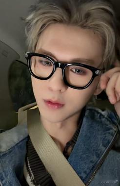 被小何的营业态度狠狠圈粉！何浩楠直播 收工再累也不忘开直播，金发黑框超上镜，贴心