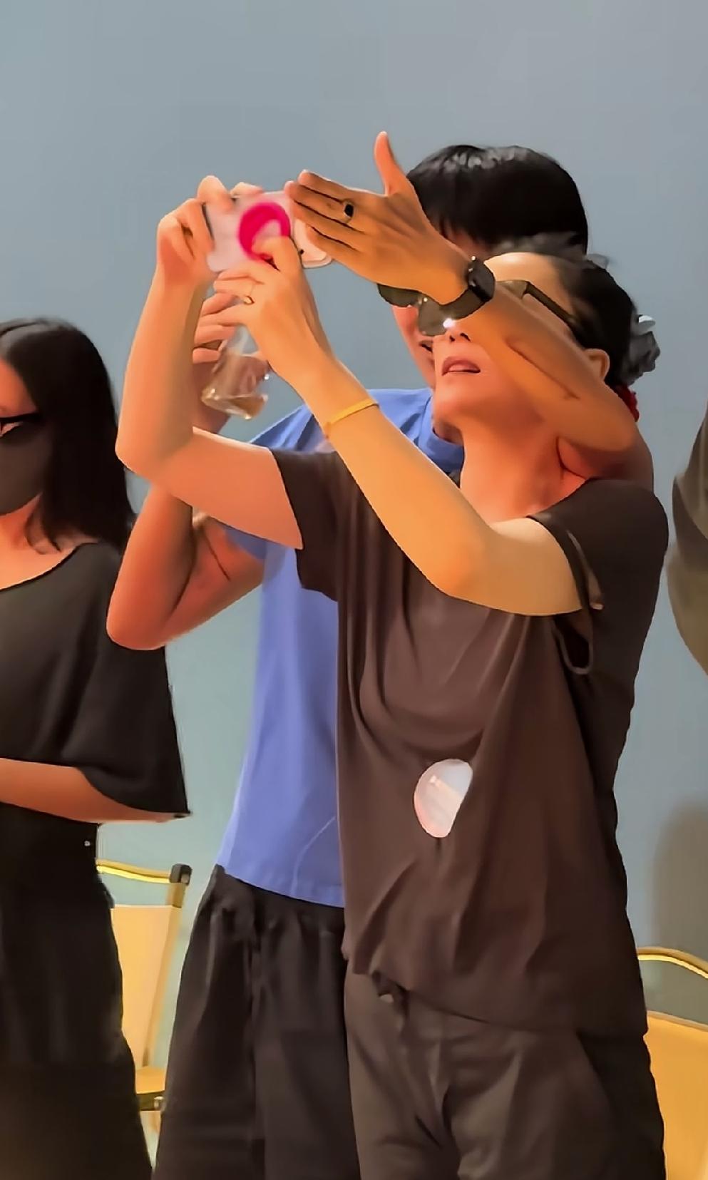 网友：起初以为穿蓝色衣服的男子是谢霆锋的大儿子！