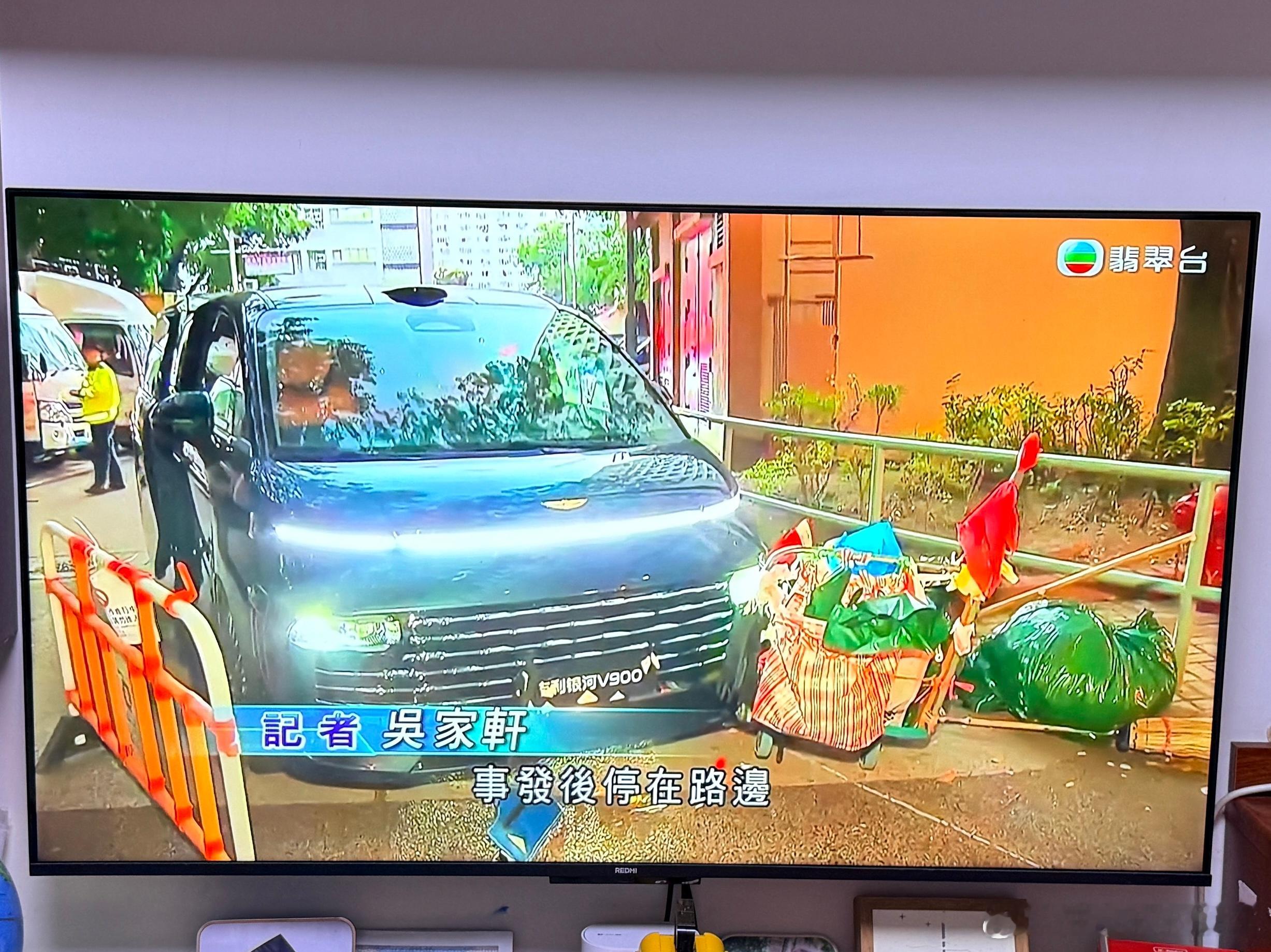 香港TVB新闻报道，未上市的吉利银河V900豪华MPV测试车，在香港发生交通意外