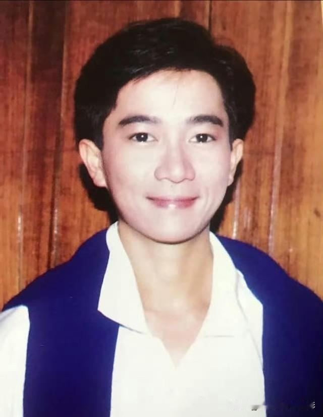 💜永远的陈百强～丹尼的笑容 如浴春风
他一笑
风都跟着变甜了
是旧时光里最清澈