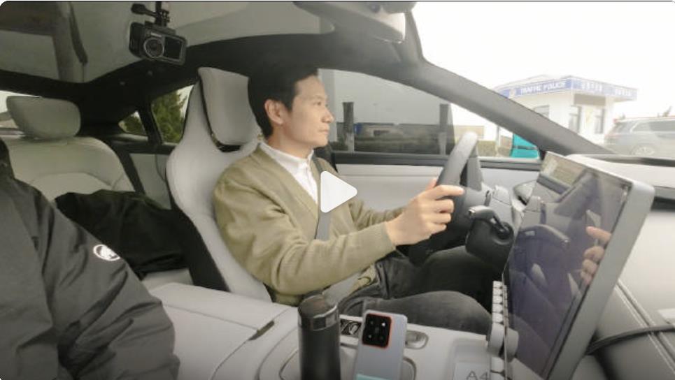 #雷军称参与小米SU7路面实测10多次#外行看热闹，内行看门道！很多人以为雷军在