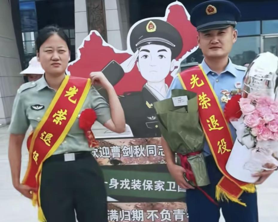 高铁站接退役子女，两位兵妈妈刚见面就聊开了，男孩妈妈一个主动举动让两个年轻人站到