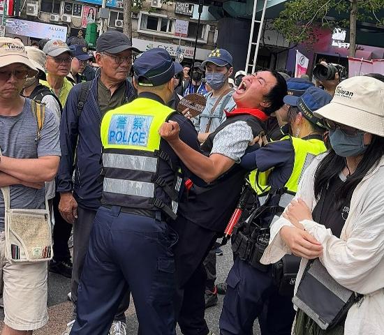 青鸟已经崩溃 

5月23日下午，台北凯道上演荒诞一幕，大批“青鸟”聚集抗议，有