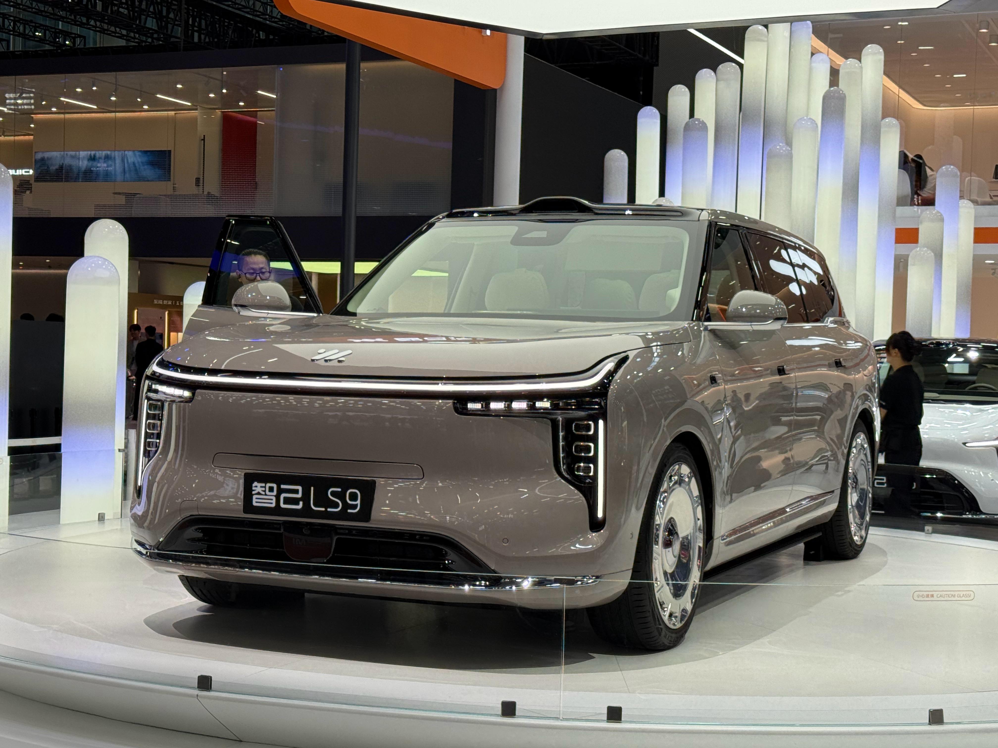 智己LS9这台车现场看体量感还是非常强的52/66度宁德时代大电池增程，5米3的