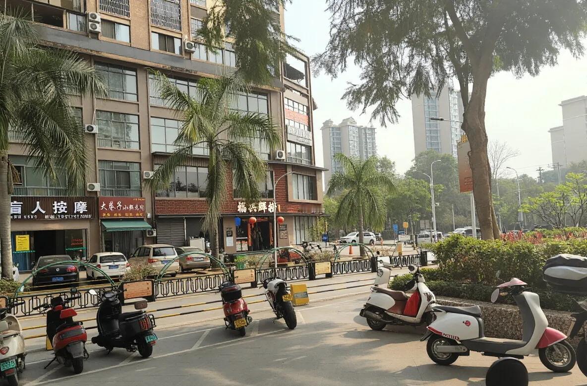 说是昨天卯时，又一个黑龙江老哥在版纳心梗走了，才67岁。本来老两口买的昨天上午飞