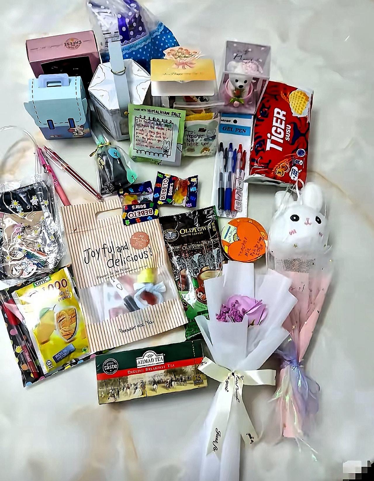 早上送娃上学，撞见个特拧巴的事儿——现在的教师节，咋成家长“自我内耗”的战场了？