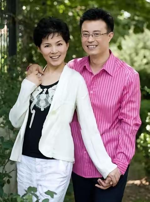 1999年，央视主持人白燕升和周佳刚新婚9个月，周佳突遭六级伤残，瘫痪在床。为了