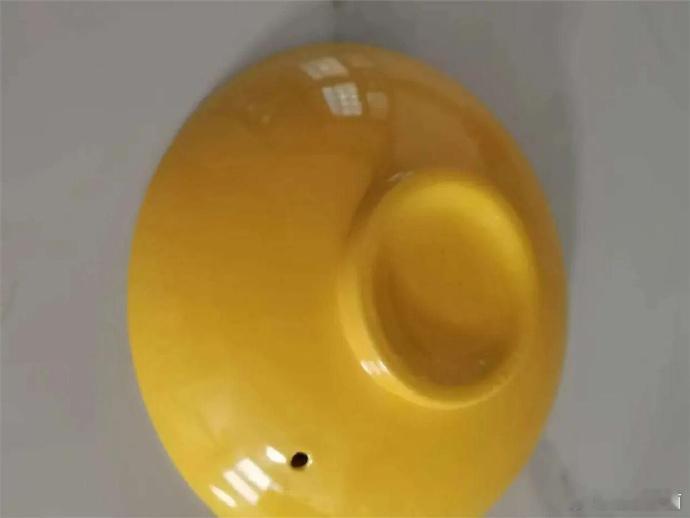 今天，表哥洗碗的时候，疑惑地问我，你买的碗怎么有一个洞？我真的很无语，根本不想和