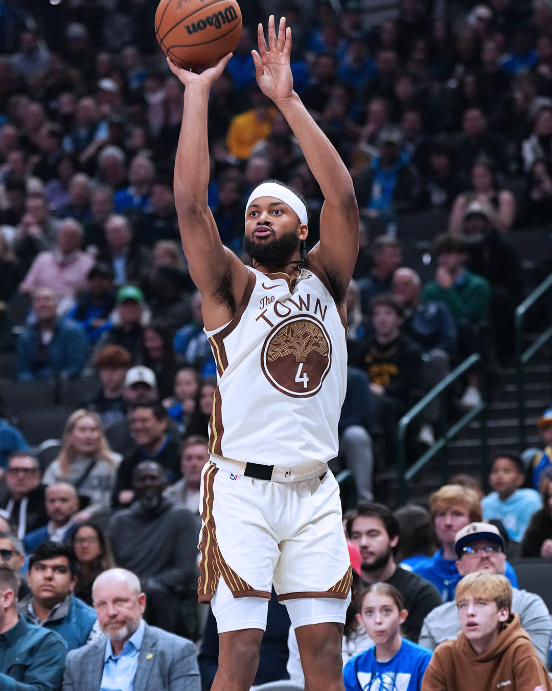 第三节结束，勇士89:84独行侠；库里26分。勇士vs独行侠