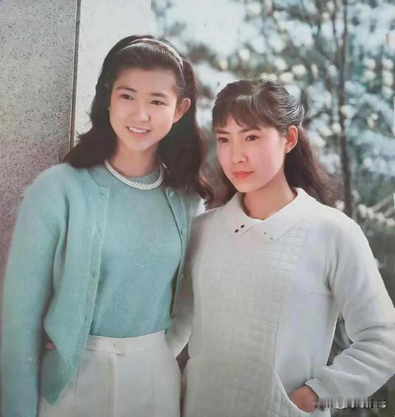 这是一张拍摄于上世纪八十年代的老照片，我们一眼就能认出，右边是我国著名演员沈丹萍
