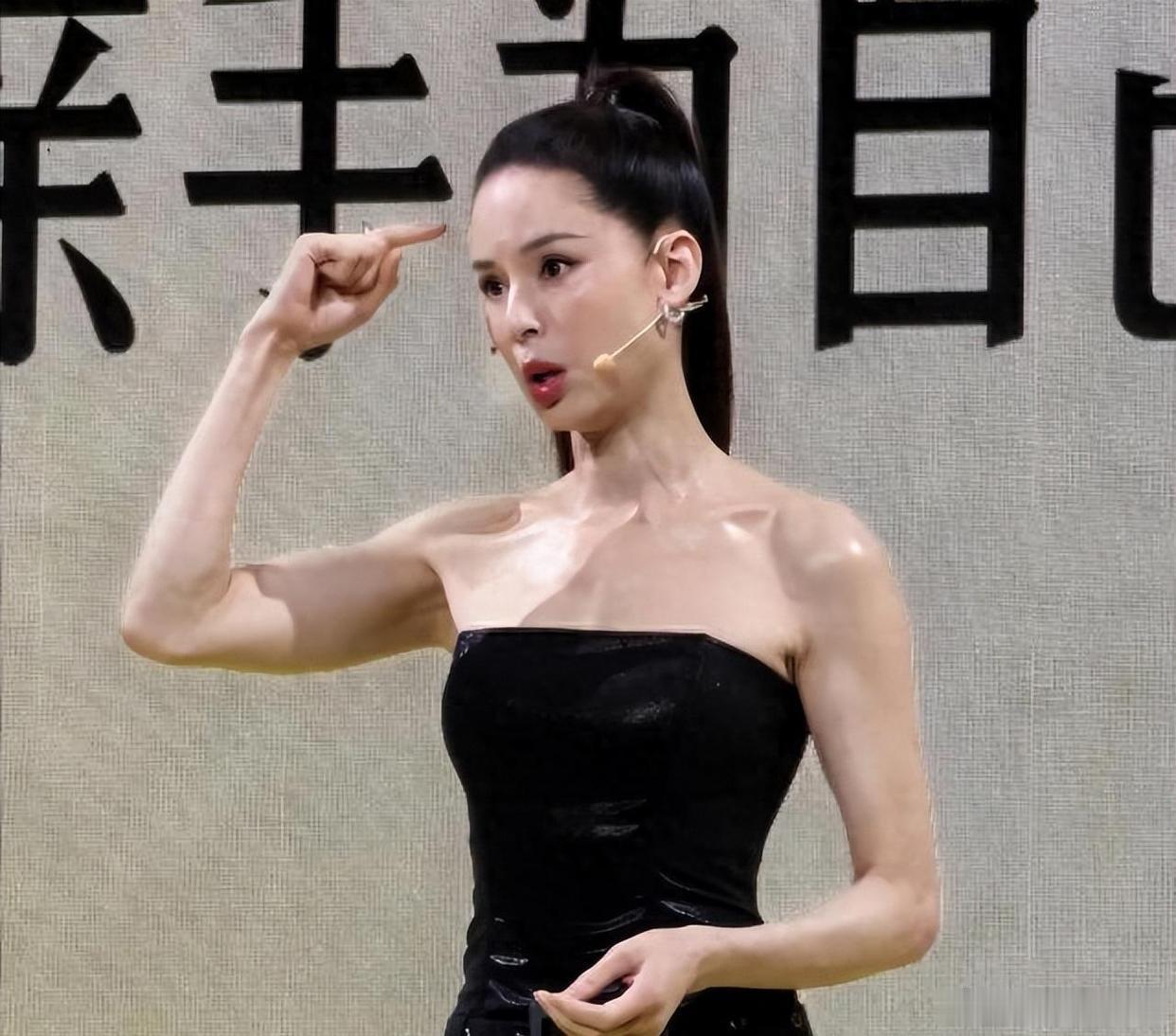 李若彤浑身油光发亮活像蜡像，体脂率常年维持在18%以下，腰围只有56厘米。这状态