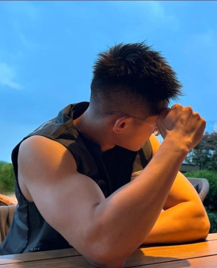 真恶心！五十岁小区男子居然在家不穿裤子？其随意裸露臀部等行为已遭邻居多次投诉与报