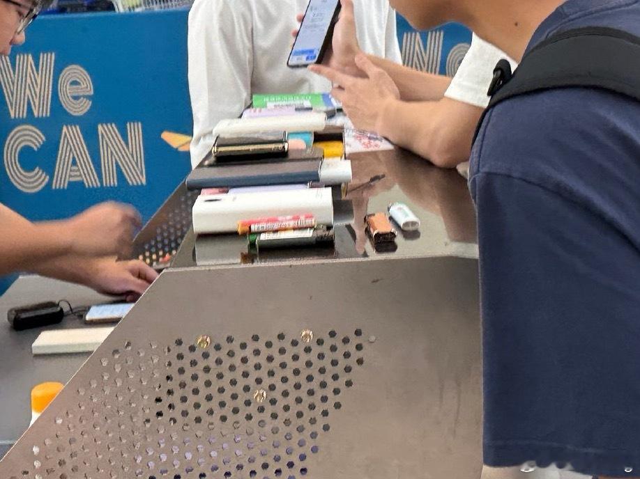 机场充电宝一吨9000元现在机场收集乘客弃置的充电宝很多都并不是一定不合规，只是