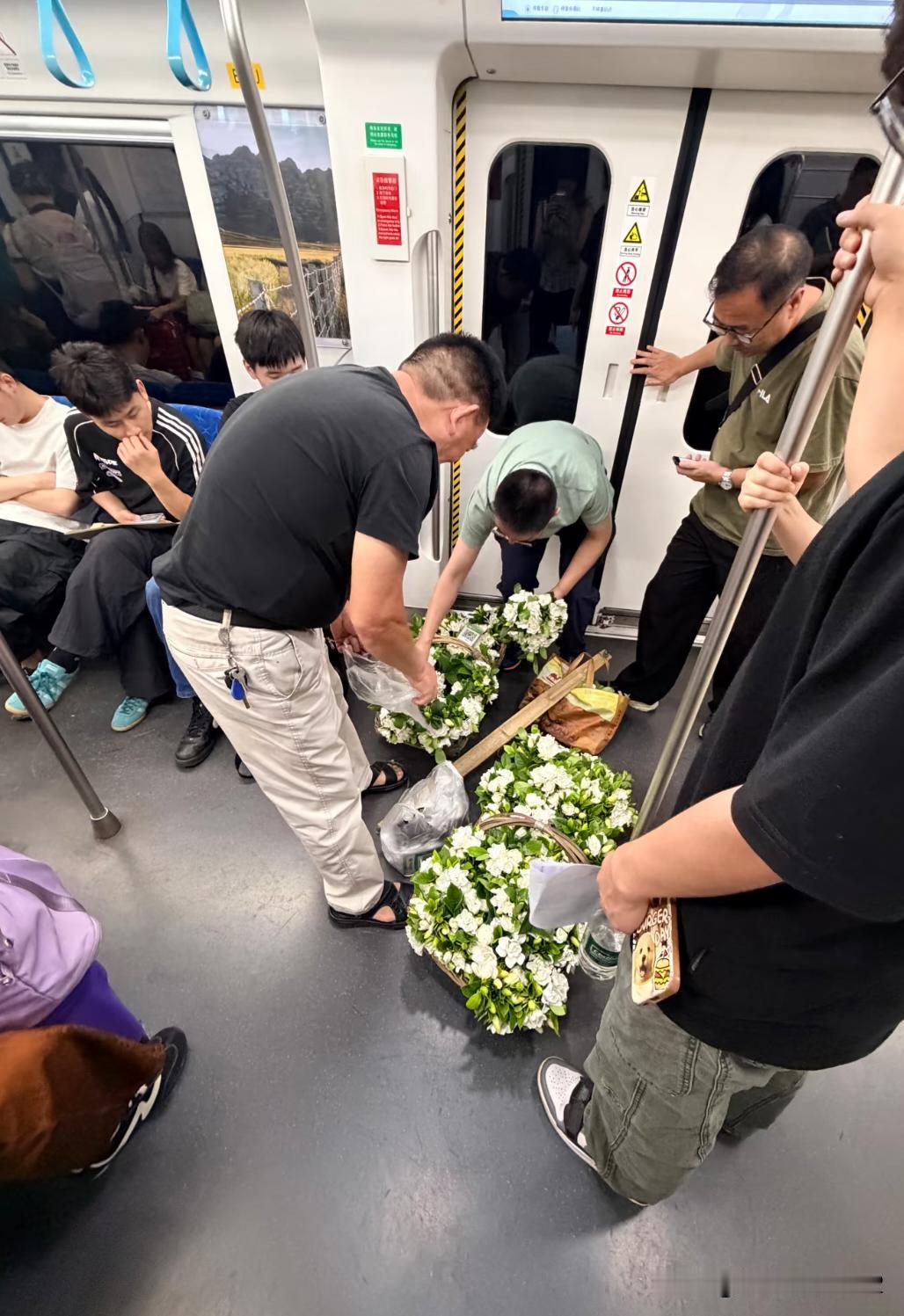 成都地铁18号线栀子花5块一把，10块三把，基本上也是市场价，但是这客流巨大，下