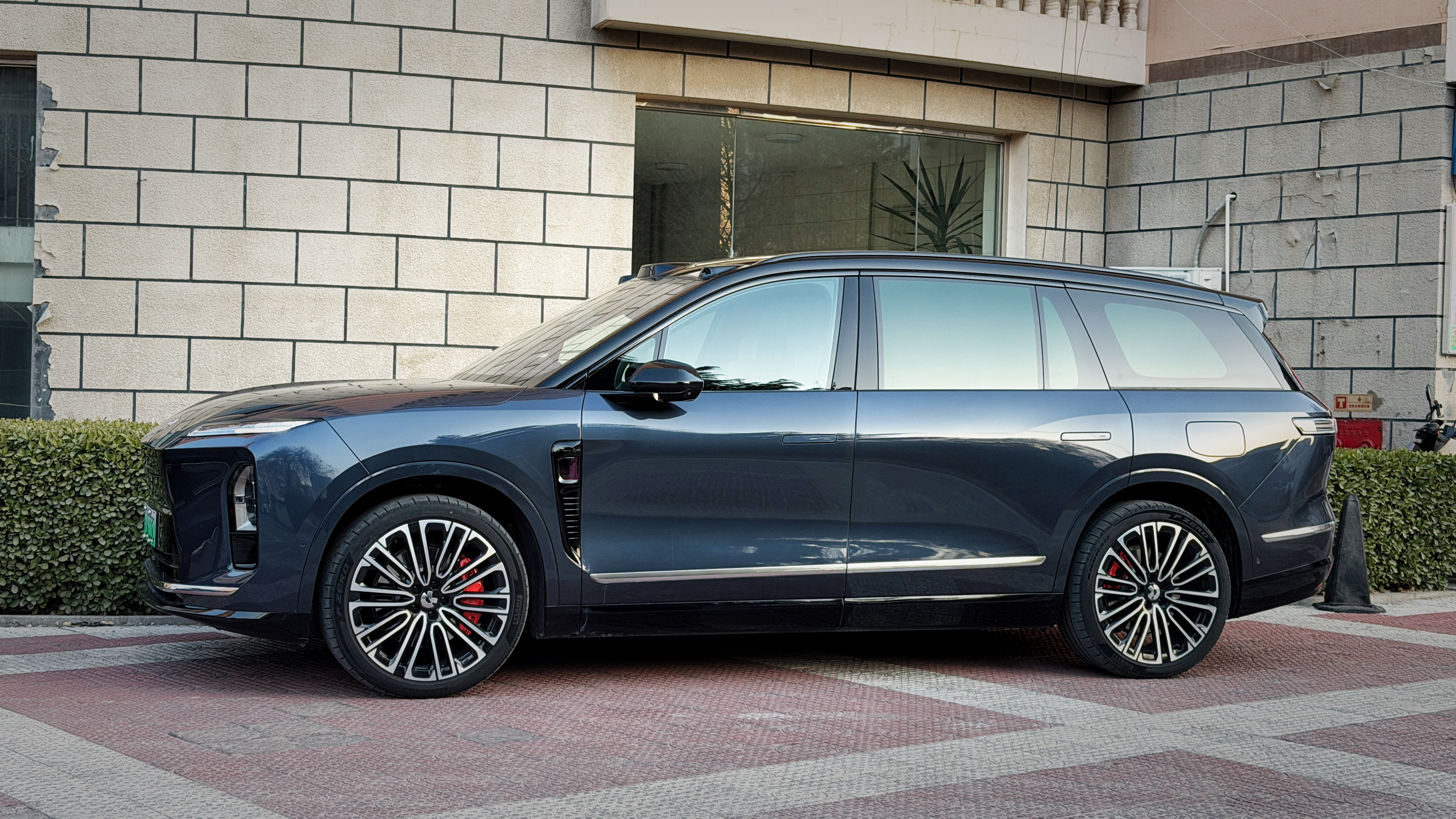 这几天开开ES8，来崇礼滑个雪。相比去年-20多度已经算暖和了，但外面站一会儿还