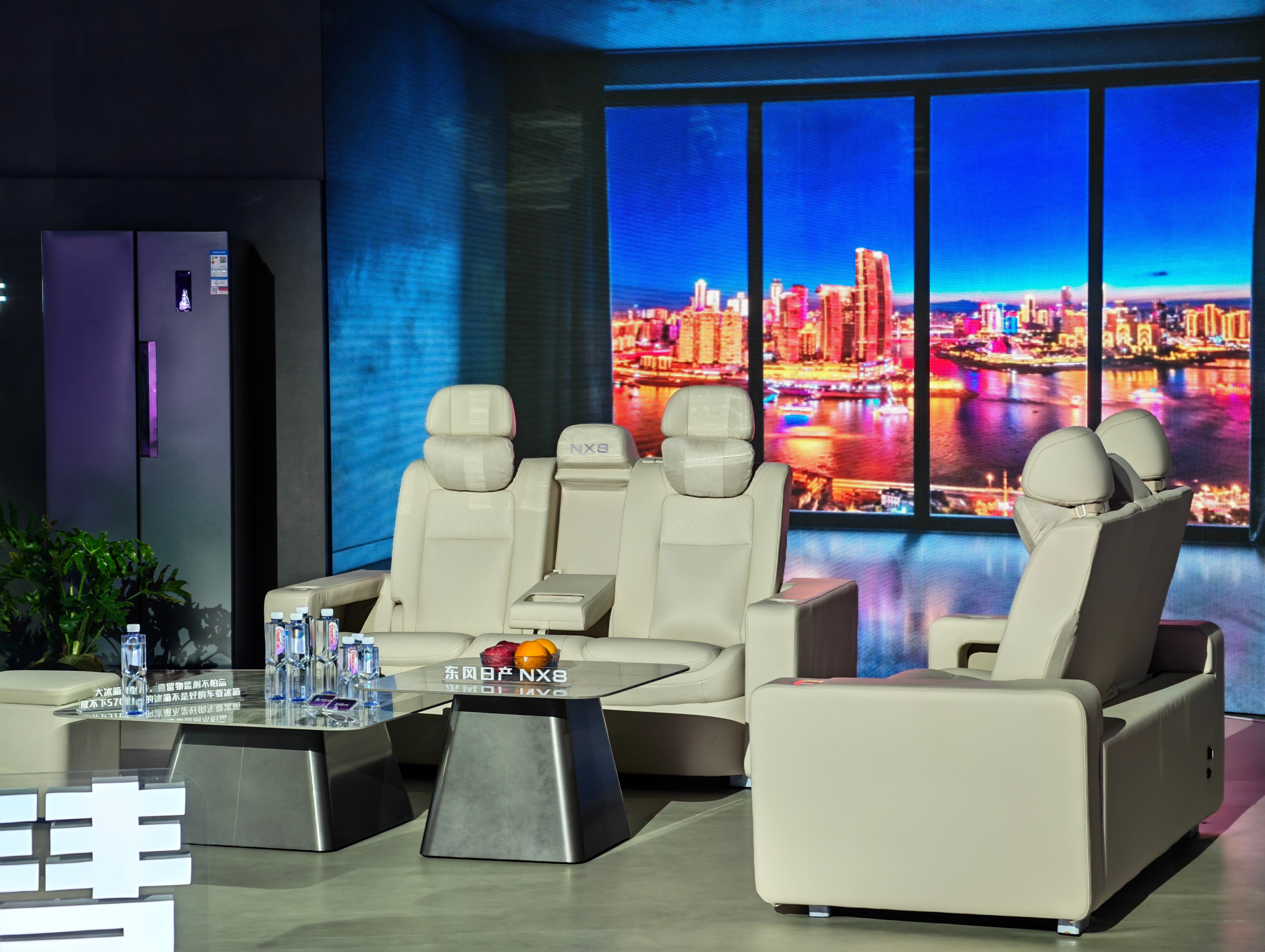 要不说是车圈沙发厂呢，日产的发布会随处可见用座椅改的沙发，这其实也是日产一个独特