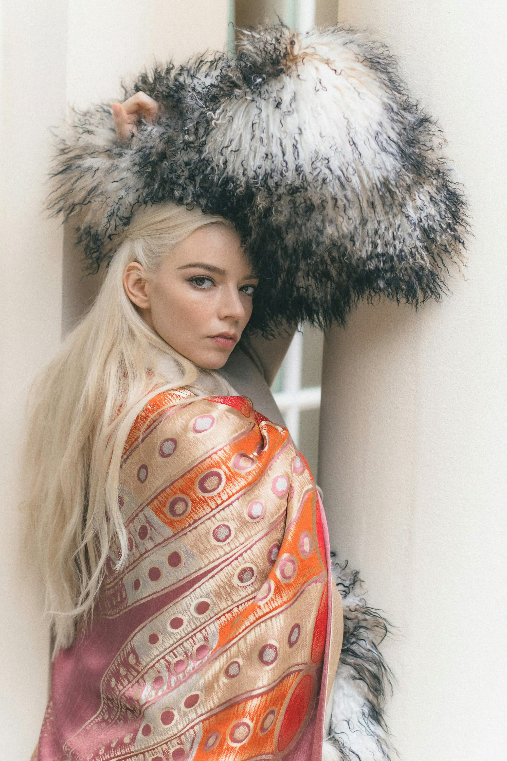 出席Dior 2026春夏高订系列发布秀的安雅·泰勒-乔伊，顺便为《ELLE》英