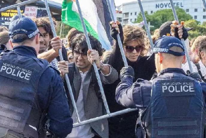 快讯！快讯！。
 
澳大利亚防长马尔斯突然宣布了。
 
11月4日他在一场开幕式