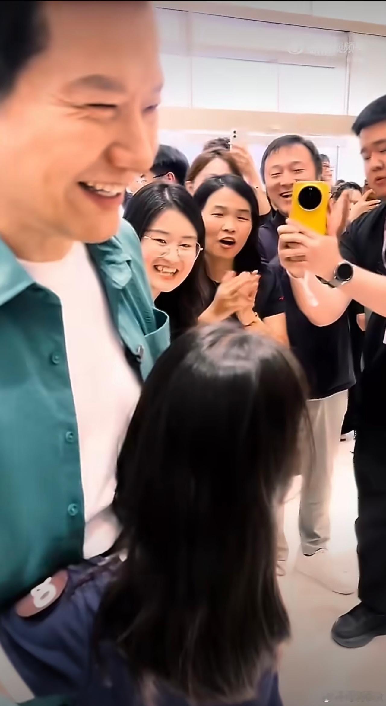 说一个我碰见过不止一次的经历吧，有时候经常看见小孩对着路边的小米汽车喊“长大以后