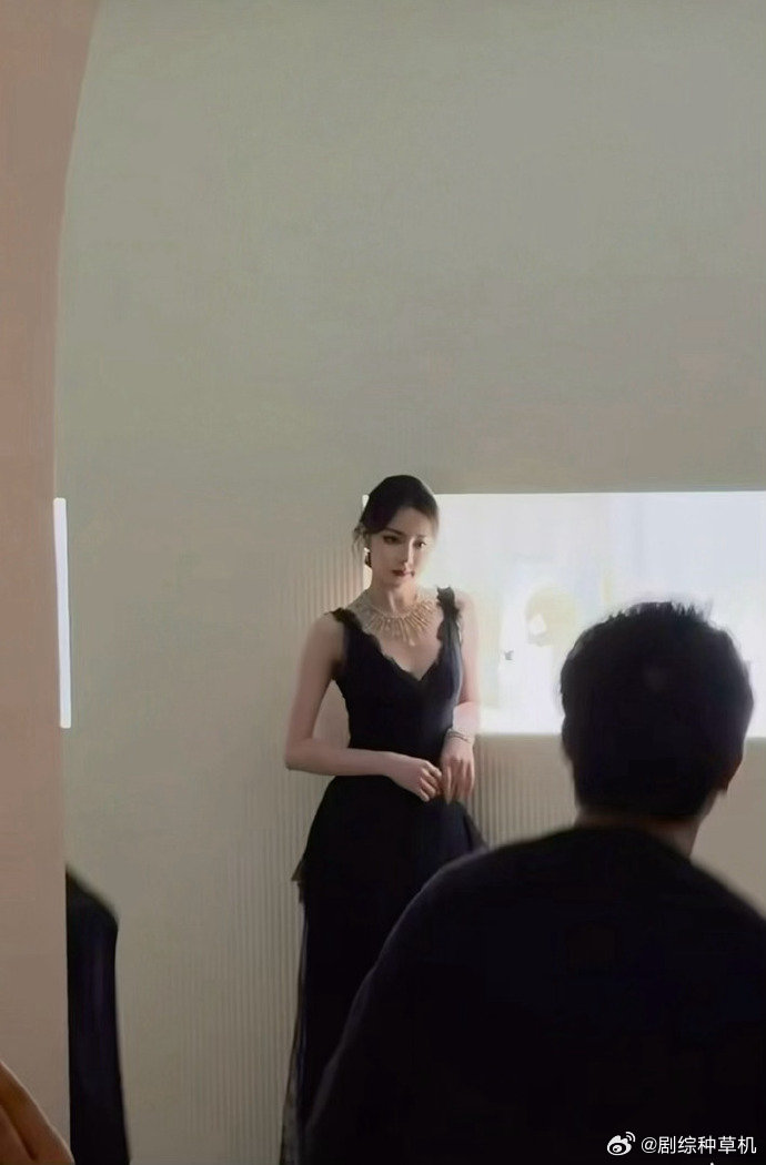 热巴地表最强171迪丽热巴逆天比例 迪丽热巴逆天比例，所有人看这张动图！ 