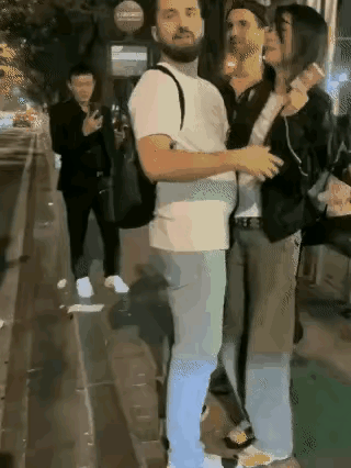 不自重不自爱的轻浮女人，最后的结局大概率很惨很惨的……👎