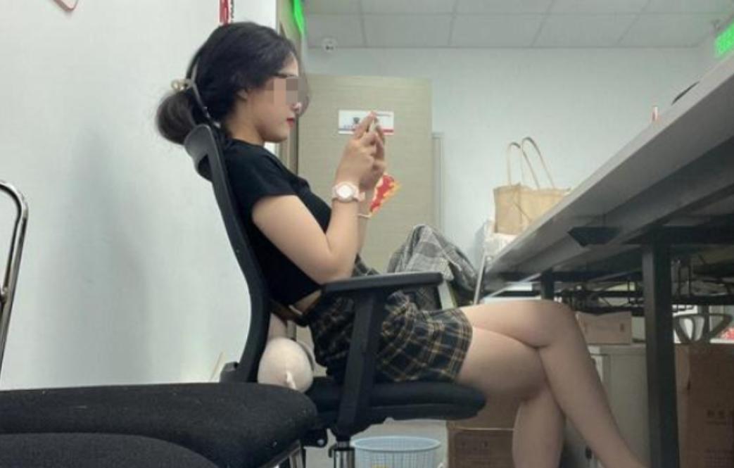 这哪是上班，分明是白嫖！”陕西西安，24岁的小张入职上海一家公司，月薪15000