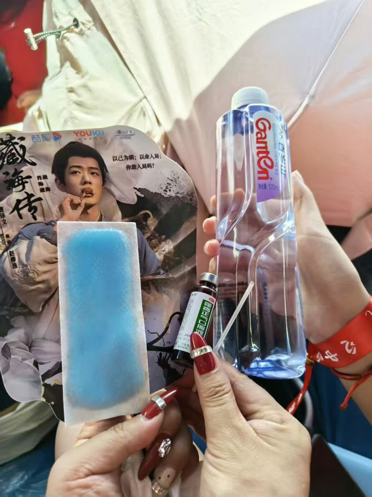 肖战活动现场放了冷风机不止冷风机哦，还有矿泉水、冰贴、藿香正气水、冰块，还搭了一