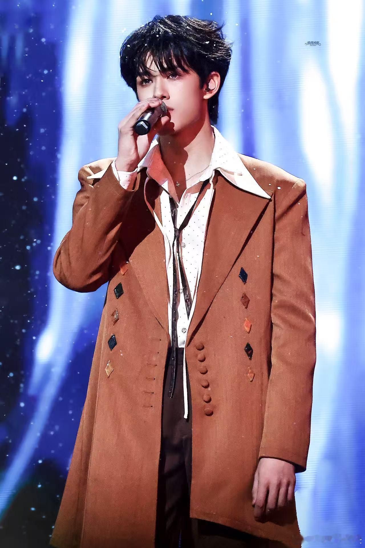 张极 再浪漫一下 张极的舞台总有一种独特的氛围感，自带浪漫气质，不管是演唱还是表