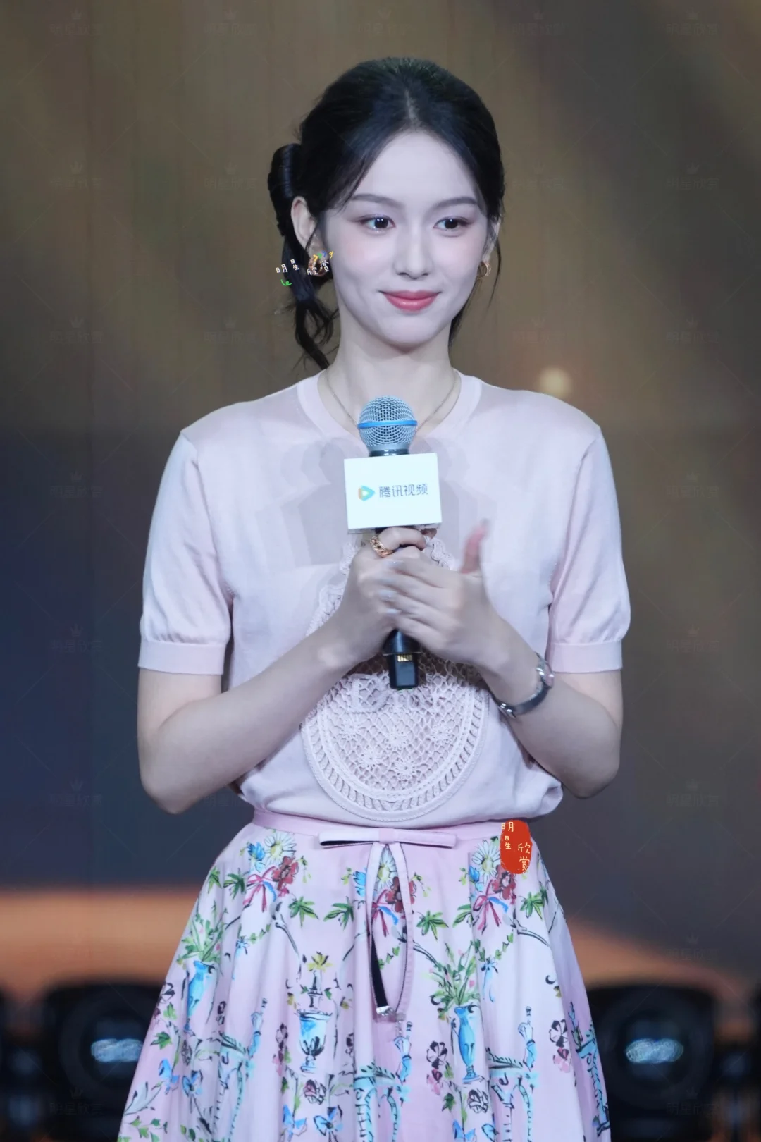 周也亮相鹅厂片单会，粉色香动🌸