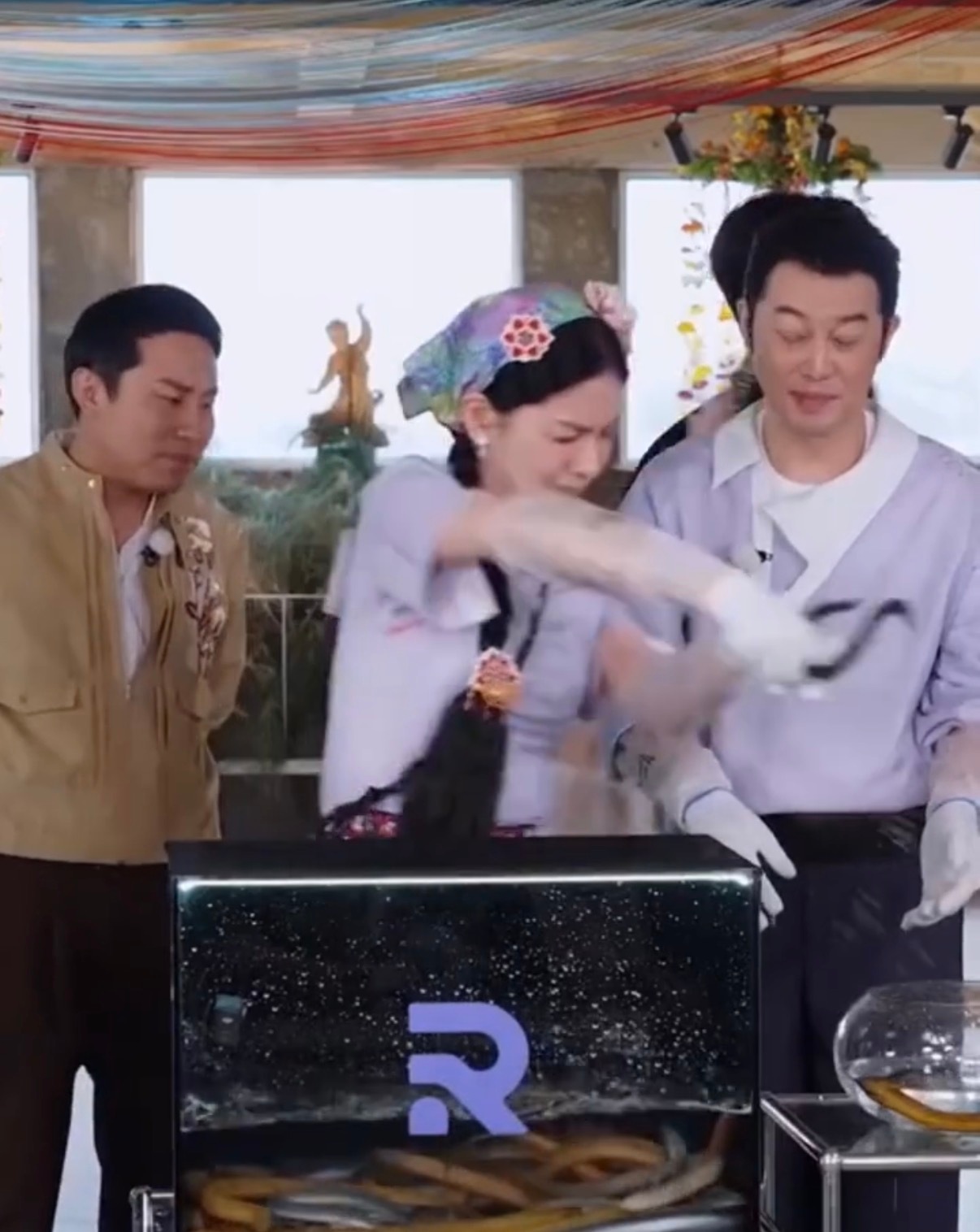胡可打下的江山被沙溢败了 笑疯《奔跑吧》！胡可抓鳗鱼稳稳的，沙溢一抓一个大黄鳝，