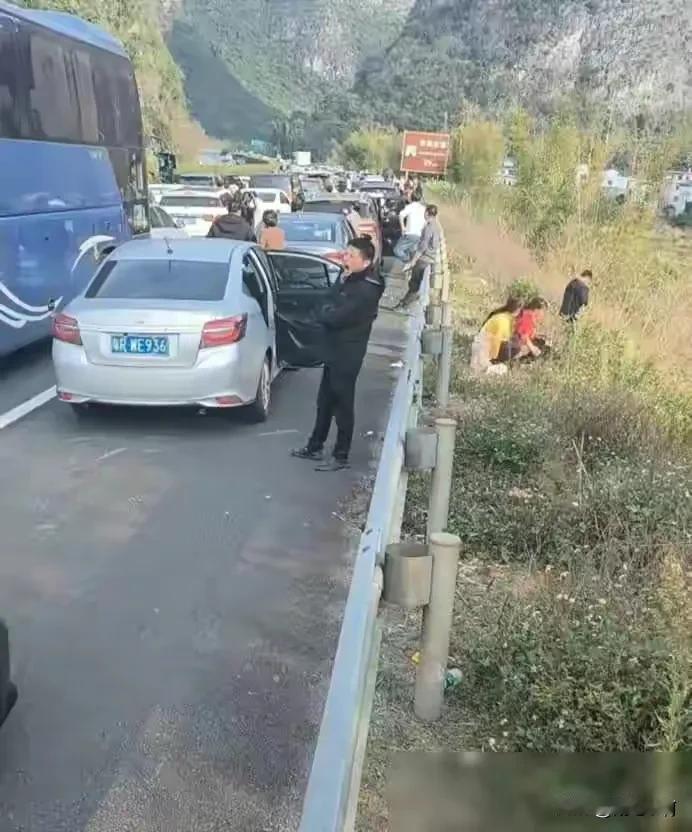 大家心理坦坦荡荡，个个都是正人君子，各干各事。#真是人间的百态#