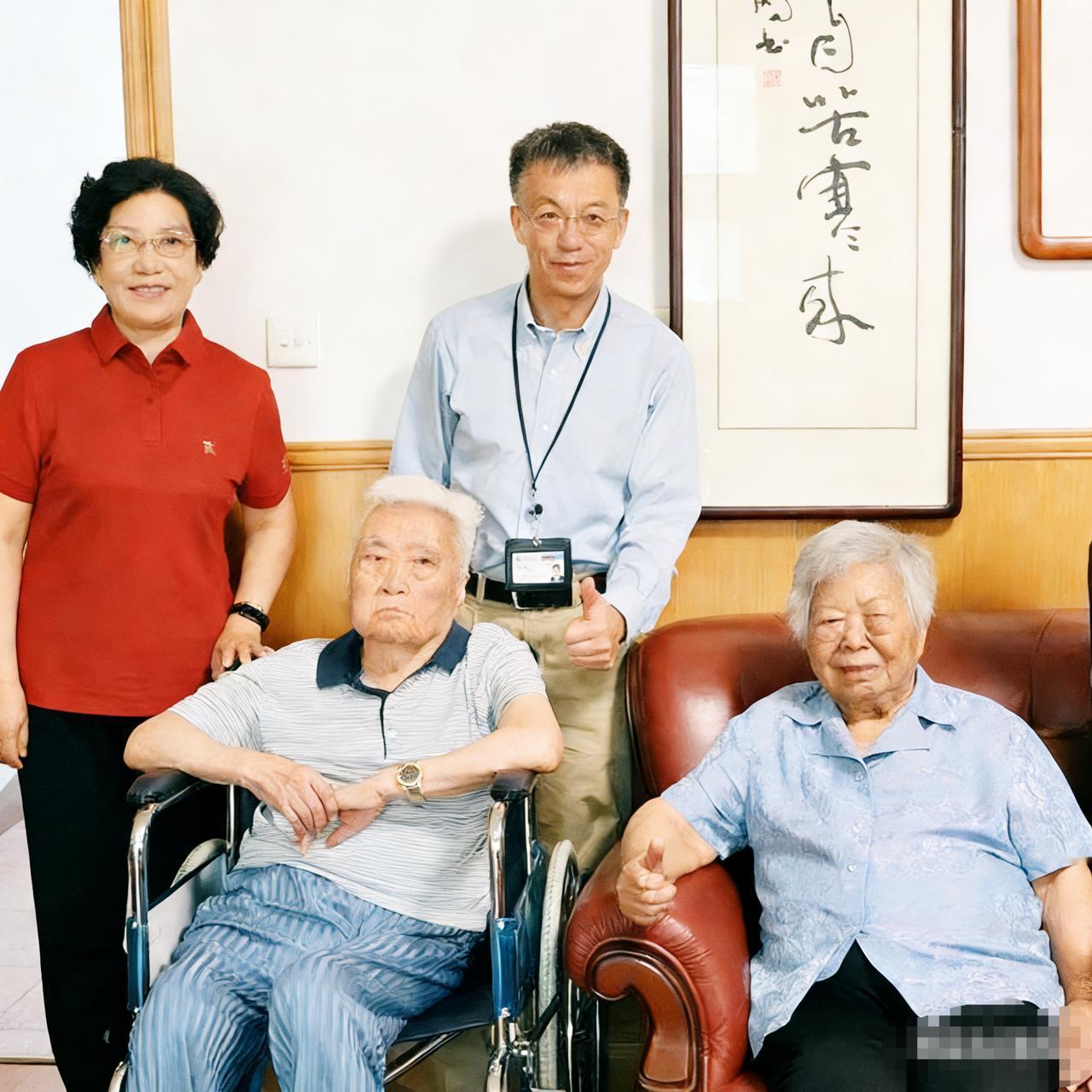 彭佩云和丈夫王汉斌，一张温馨的家庭合影，这张照片是去年拍摄的，两位老人那时候精神