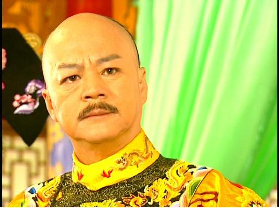 我是越看狄龙越觉得他好丑啊！
狄龙和林青霞一样，年轻时都漂亮的不得了，可花期好短