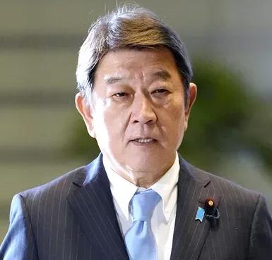 茂木如今陷入进退两难的困境，日本参与签署南海仲裁案十周年联合声明，可这份声明实际