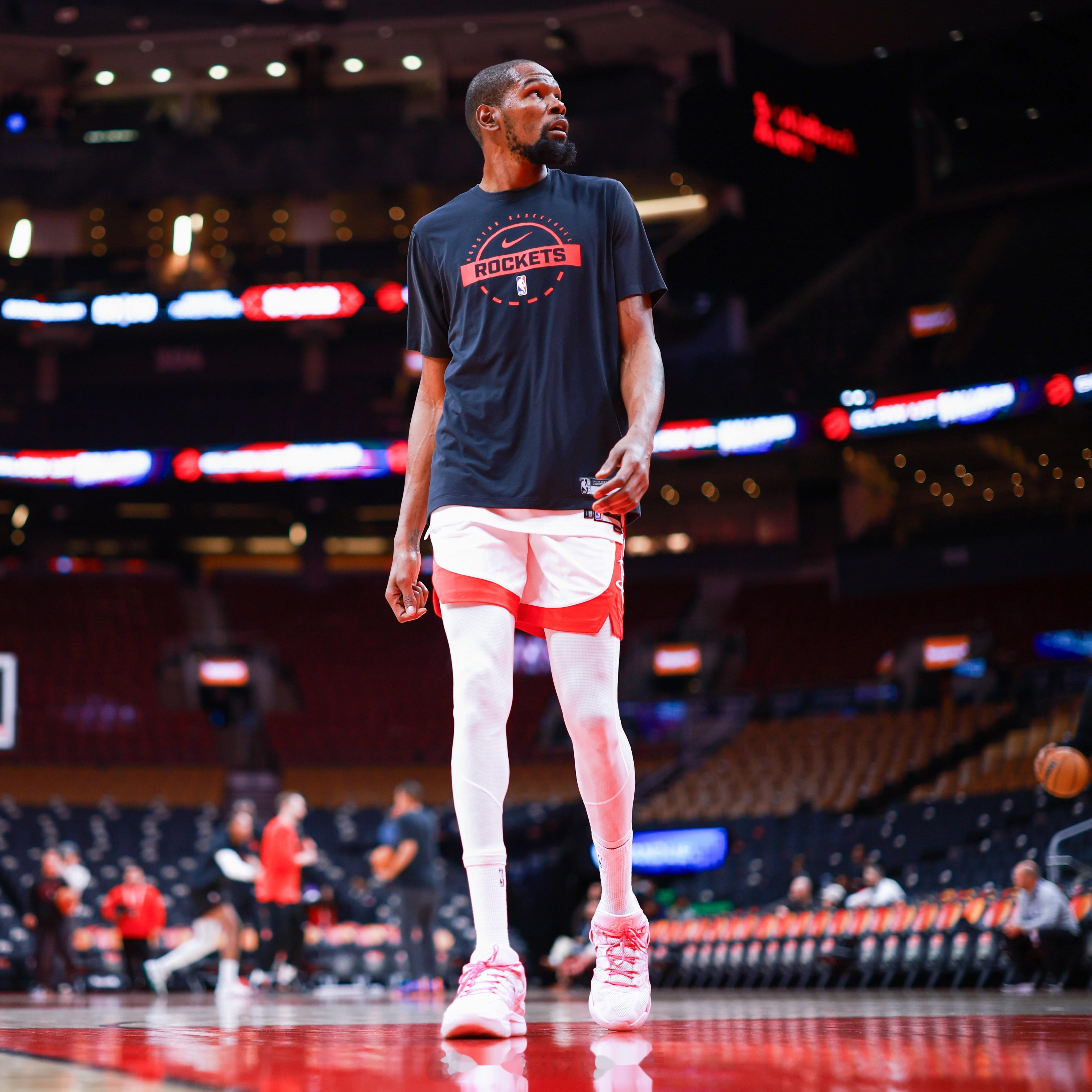 申京对杜兰特说：“我无法相信他们在最后时刻放空了你。”杜兰特笑着说：“我知道，我