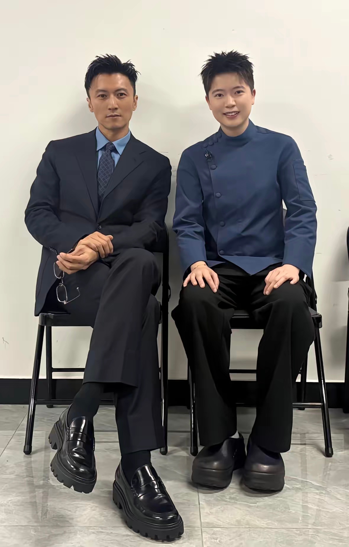 不明白，他们的鞋为啥都长这样，大头皮鞋，底子还那么厚 