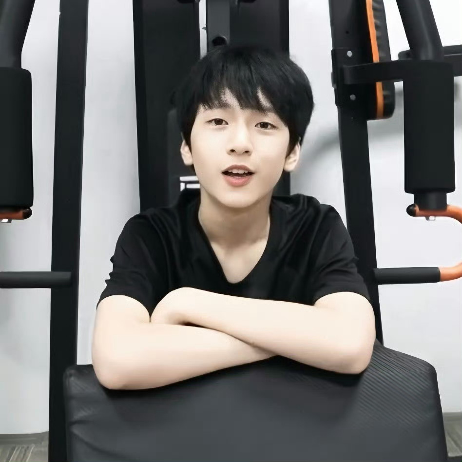 严浩翔 ❤️严浩翔高露洁品牌代言人 ❤️严浩翔 极限挑战  “秋枫揉碎月光藏下万