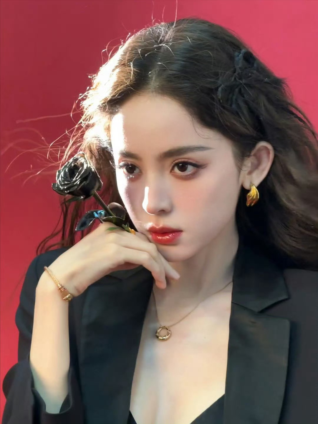 娜扎的每一次亮相都是视觉盛宴，暗黑系洋娃娃造型太绝了！！[好喜欢][好喜欢][好