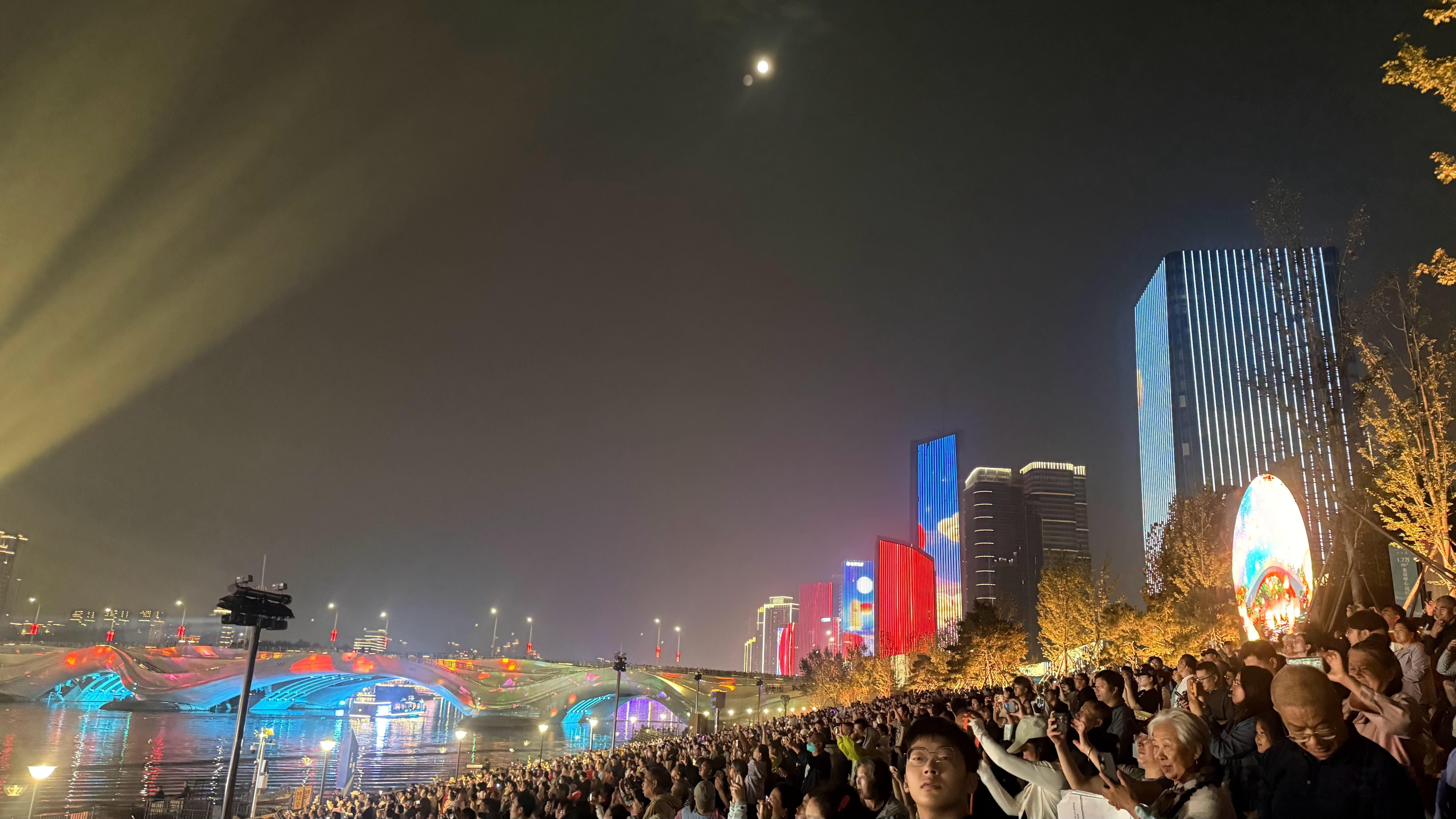没有月亮硬凹出来一个[嘻嘻] ​​​