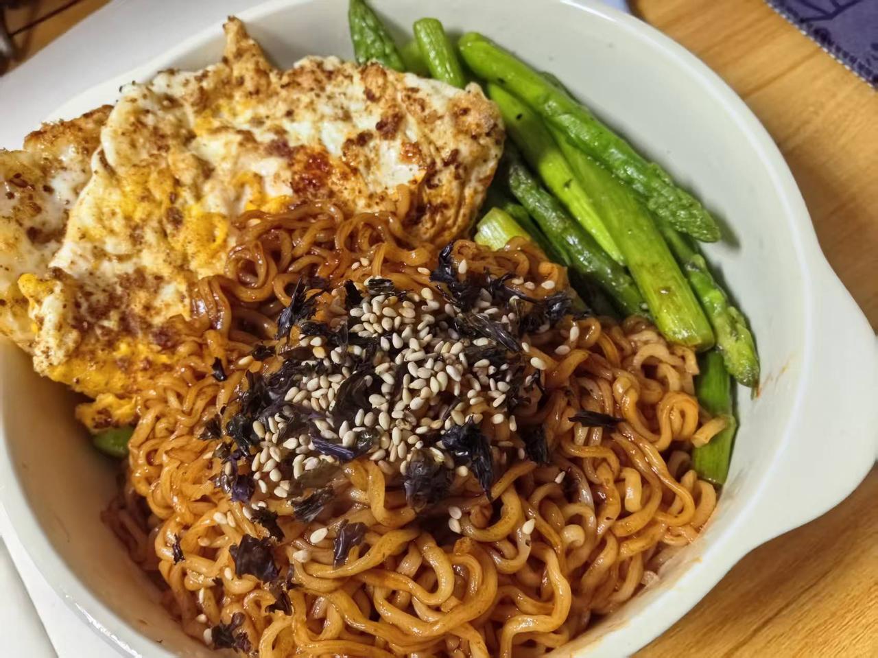 这顿晚餐看着也太有食欲了！简单的火鸡面搭配煎得金黄的荷包蛋，再配上清爽鲜嫩的芦笋