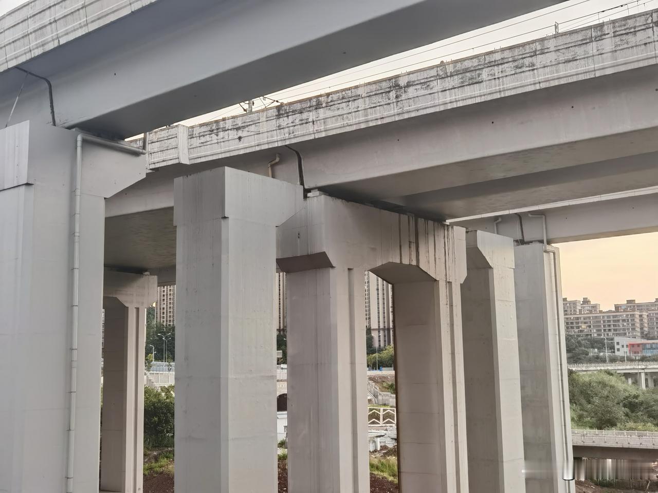 重庆轨道6号线刘家坪站，等27号线通到了重庆东站，就要启动改造了。
很多人就是不