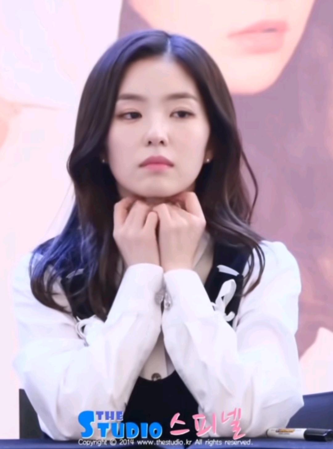 温柔甜美的少女，手托下巴，眼神温柔，仿佛在思考着什么。