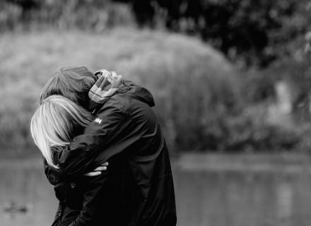 “这就是手欠的代价！”辽宁葫芦岛，女子晚上参加聚会，结束时在饭店门口被一同参加聚