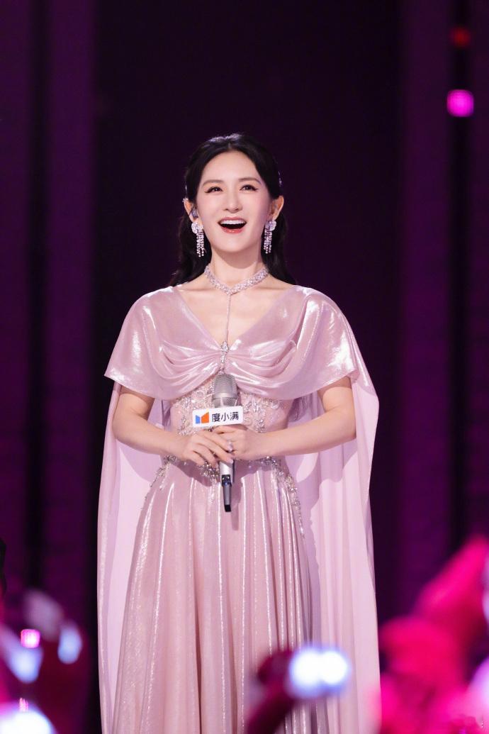 谢娜粉闪造型好甜谢娜粉粉闪闪拿捏少女感乘风2026三公第二场，谢娜粉粉闪闪拿捏少