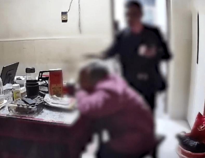 江苏常州，一名杨姓男子与其陈姓母亲因琐事发生口角后，动手殴打其母。男子先是对著一