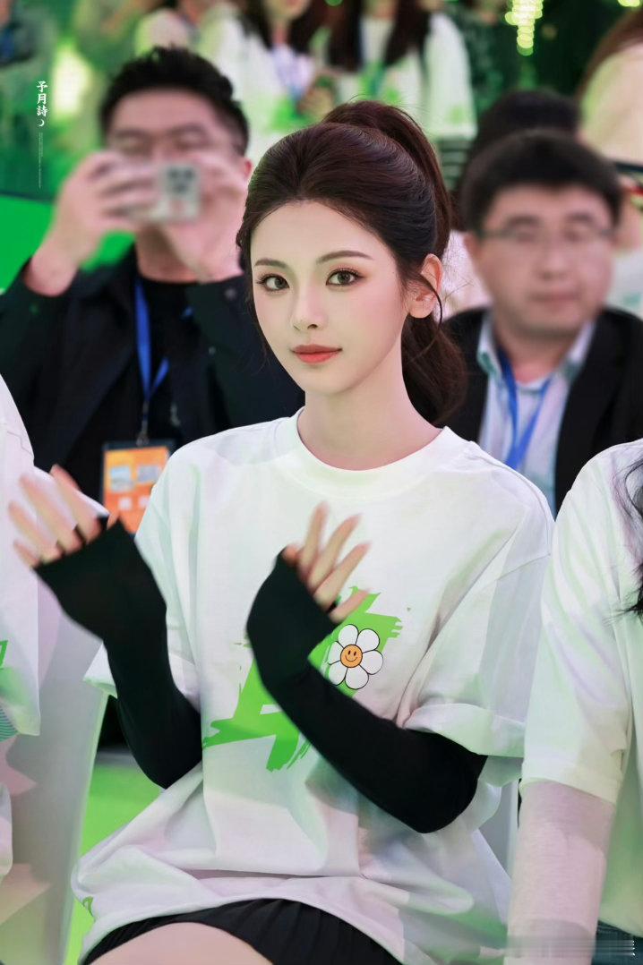 杨超越新片为救蒋龙胳膊全紫了 敬业名场面！《10间敢死队》天台营救戏，杨超越为真