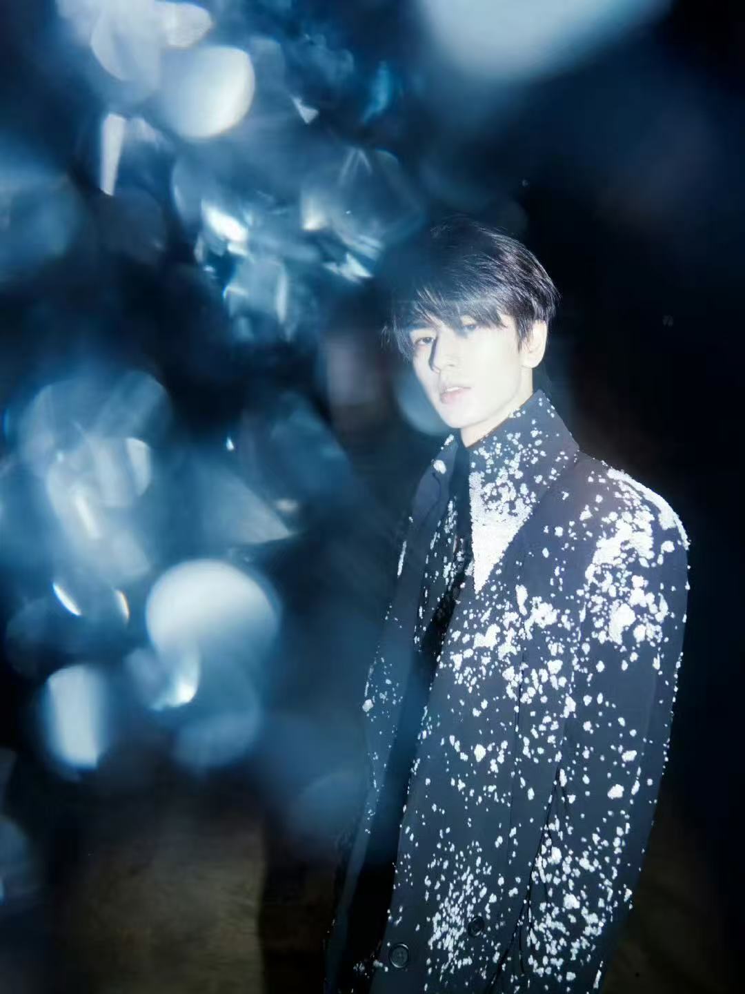 张凌赫海边雪夜大片 ​​​张凌赫又出神图了！！！！这组雪夜海边完全封神！太牛了！