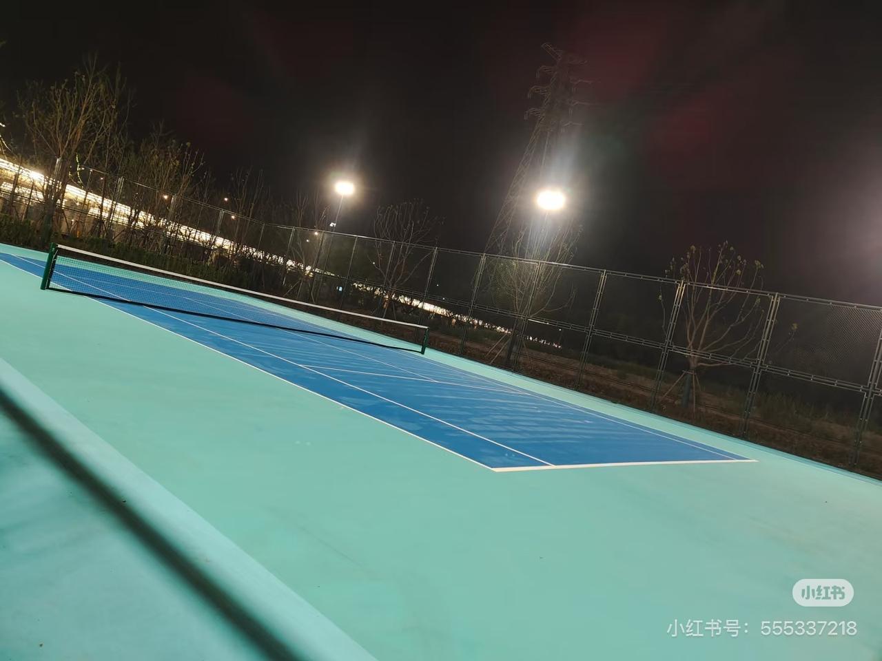 分享我这周有趣的事：最近开始学习网球，打算作为养生性质的运动。以前从不关注周边网