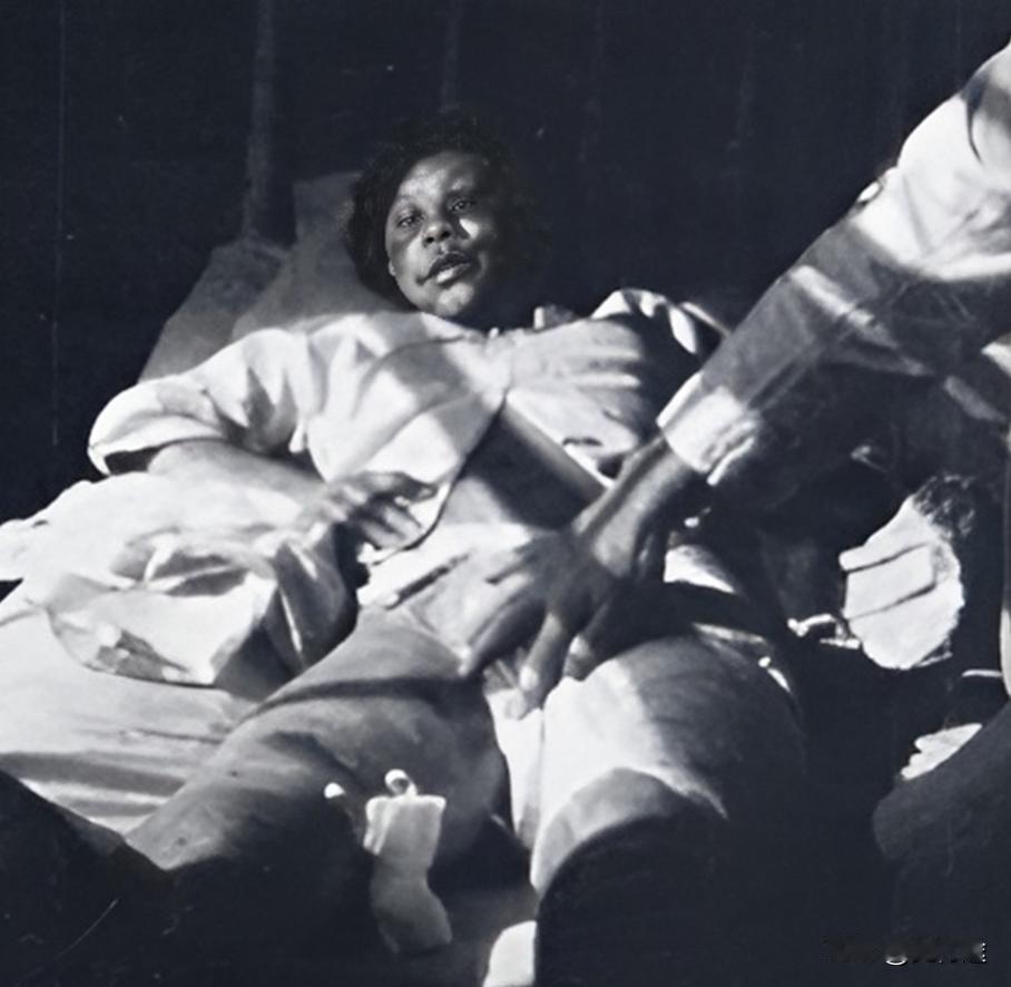 1937年，日军将18岁怀孕7个月的李秀英拖进了地下室，开始粗鲁地解她的衣扣。李